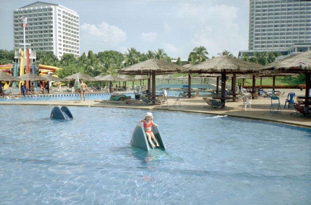 Российские туристы в Таиланде. Настя Карлова в аквапарке в Паттайе, 3 - 8 ноября 1996, Таиланд, г. Паттайя. 