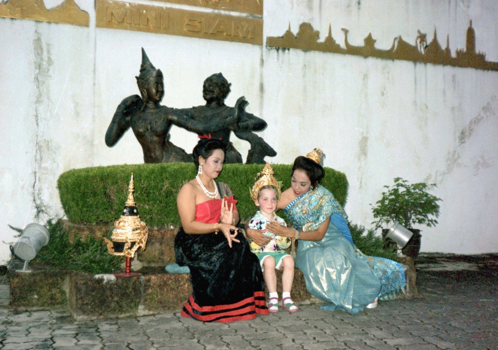 Российские туристы в Таиланде - Настя Карлова в парке Мини Сиам, 3 - 7 ноября 1996, Таиланд, г. Паттайя