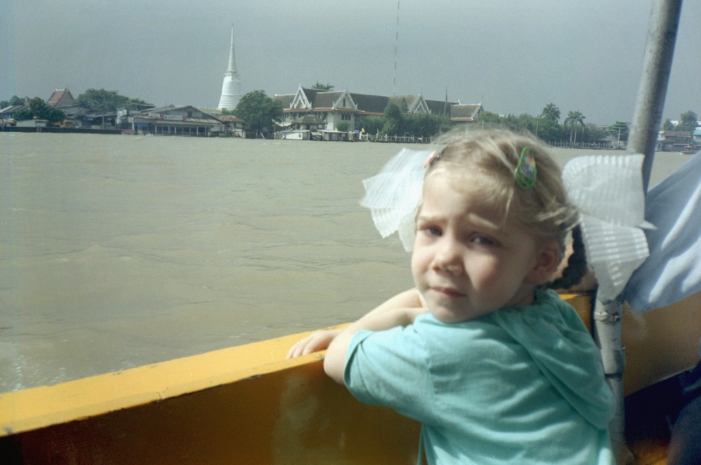 Российские туристы в Таиланде. Уставшая Настя Карлова в лодке на реке Чао Прайя, 1 - 6 ноября 1996, Таиланд, г. Бангкок. 