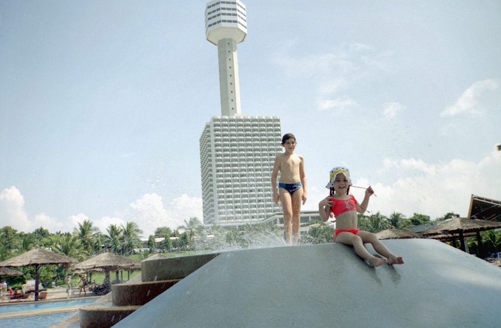 Российские туристы в Таиланде. Дима Суханов и Настя Карлова в аквапарке в Паттайе, 3 - 8 ноября 1996, Таиланд, г. Паттайя. 
