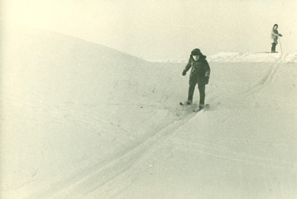 Катание на лыжах с горы, 1 января 1971 - 25 февраля 1971, Костромская обл., Нейский р-н, с. Покровское. Вова и Валя Новиковы.&nbsp;