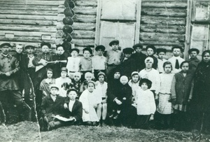 4 группа учащихся Солтановской школы, 19 апреля 1932, Ивановская промышленная обл., Нейский р-н, с. Солтаново. Слева стоит директор школы – Владимир Александрович Новиков, в нижнем ряду (с ребенком на руках) – Мария Ивановна Новикова.&nbsp;Ныне Костромская область.&nbsp;Видео «Байка о балалайке» с этой фотографией.&nbsp;