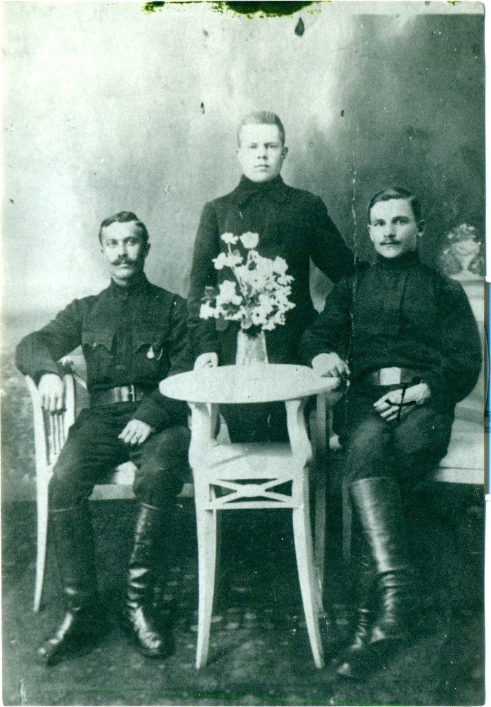 Командир взвода 127 Бессарабского полка Константин Александрович Новиков с сослуживцами, 1915 год.  К. А. Новиков сидит справа.&nbsp;