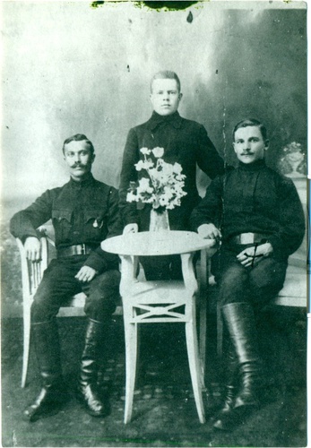 Командир взвода 127 Бессарабского полка Константин Александрович Новиков с сослуживцами, 1915 год