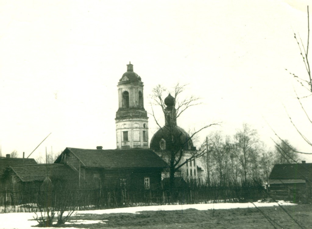 Вид на Покровский храм с Юго-Запада, 14 апреля 1970, Костромская обл., Нейский р-н, с. Покровское. 