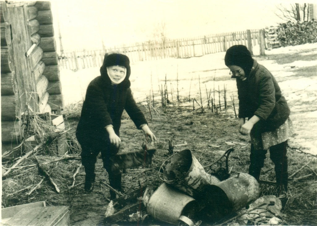 Сбор металлолома пионерами, 12 апреля 1970, Костромская обл., Нейский р-н, с. Покровское. Вова и Валя Новиковы.