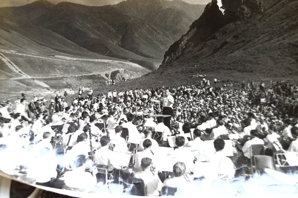 Оркестр Горьковской филармонии на гастролях в Киргизии, 1966 - 1969, Киргизская ССР. Выставка «В краю плывущих низко облаков» с этой фотографией.