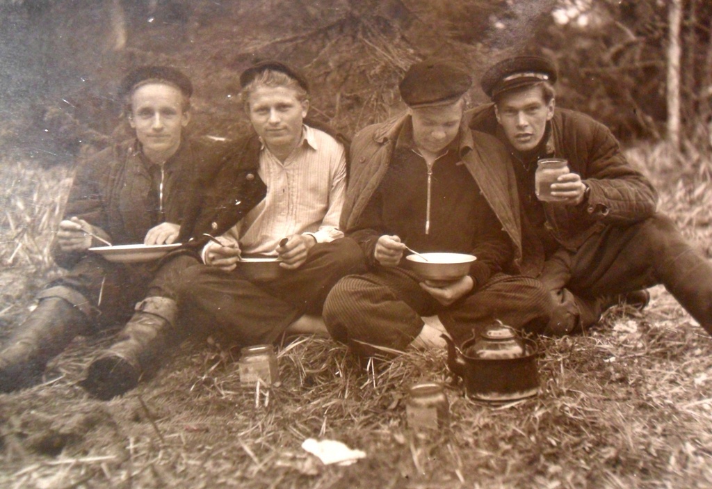 Охотники на привале, 1950 - 1953, Костромская обл., Макарьевский р-н, Нижняя Нея. Второй справа –  Юрий Владимирович Новиков.