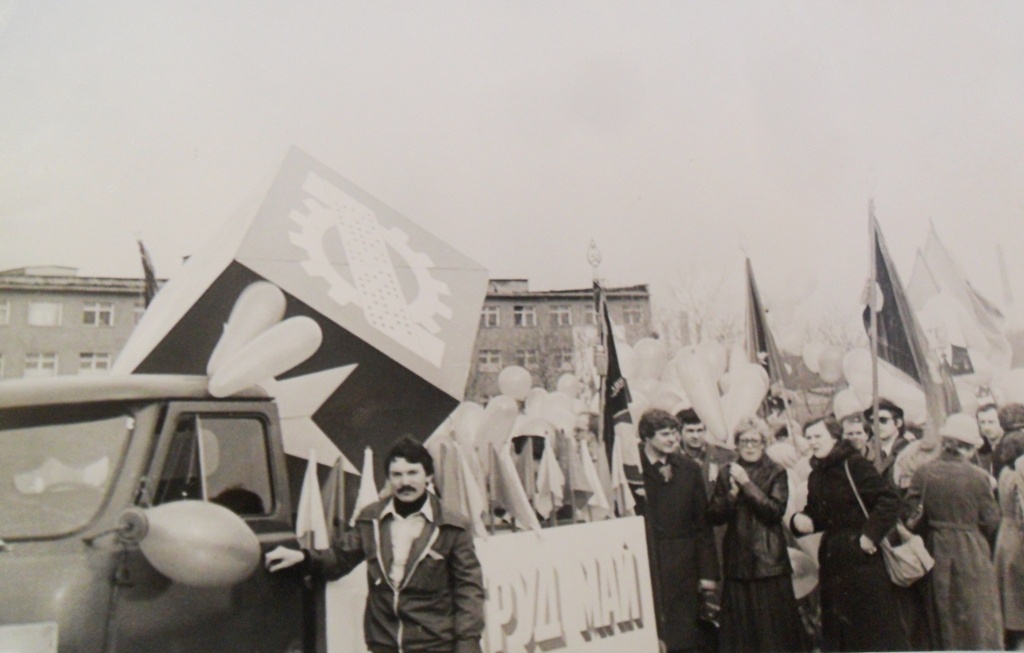 Первомайская демонстрация в Череповце, 1 мая 1980, Вологодская обл., г. Череповец. У дверцы автомобиля – Сергей Поспелов.&nbsp;