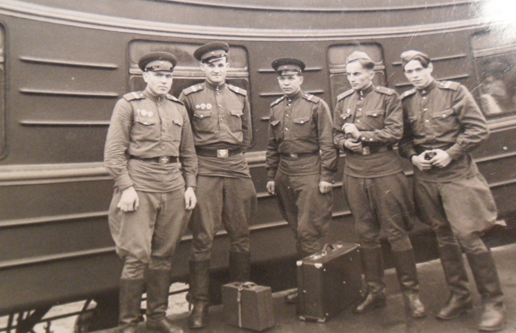 На побывку, 1955 - 1956. Третий слева –&nbsp;Юрий Владимирович&nbsp;Новиков.&nbsp;