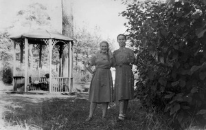 Парк Красногорского механического завода, 10 июля 1955, Московская обл., Красногорский р-н, г. Красногорск. Слева – Людмила Михайловна Коненкова (Дроздецкая).&nbsp;