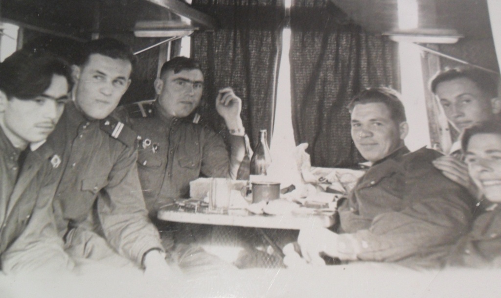 На побывку, 1955 - 1956, Белорусская ССР. Четвертый слева – Юрий Владимирович Новиков.