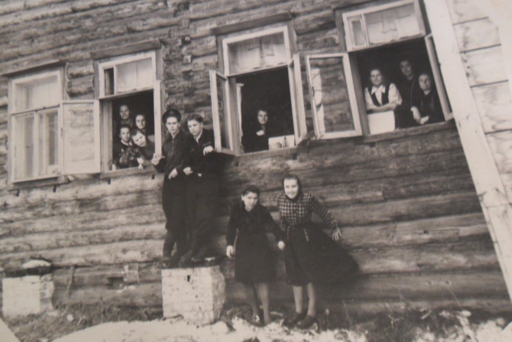 Учащиеся Галичского сельхозтехникума, 1947 - 1949, Костромская обл., г. Галич. Второй слева стоит – Юрий Владимирович Новиков.