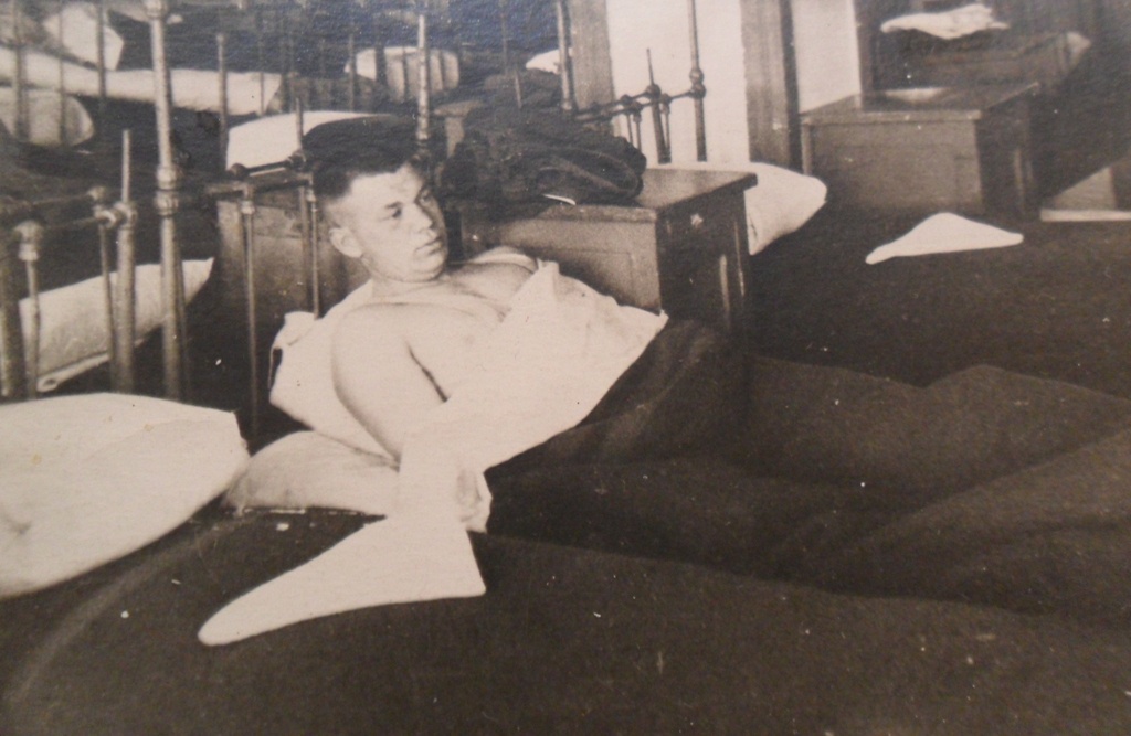 Первый год службы – отдых после наряда, 1954 год, Белорусская ССР. На фото – рядовой  Юрий Владимирович Новиков.