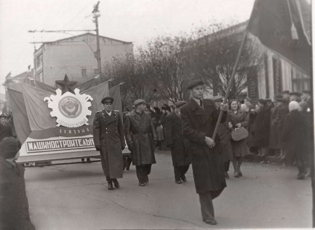 Демонстрация 7 ноября, 7 ноября 1952, г. Днепропетровск. Колонна Государственного союзного машиностроительного завода.