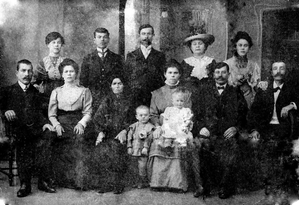 Семья Стукановых, 1 апреля 1912 - 28 октября 1914, Область Войска Донского, г. Александров-Грушевский (Шахты). Фотография из архива Андрея Зуева.