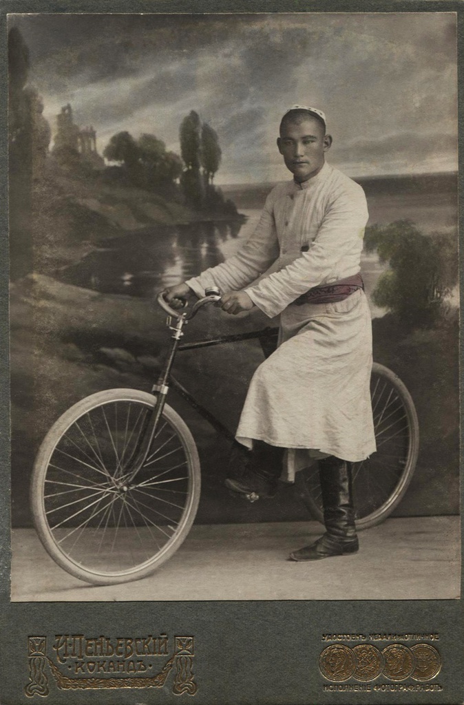 Мужской портрет, 1900 - 1919, Узбекистан, г. Коканд. Фотография из архива Анны Леонидовны Завьяловой.Выставка «Жемчужина в оправе скал» с этой фотографией.
