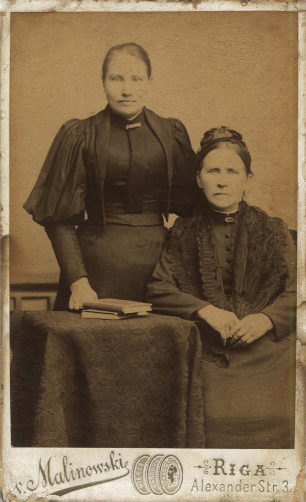 Семейный портрет. Семья Безделига. Мать и старшая дочь, 1900 - 1910, Латвия, г. Рига. Фотография из архива Анны Леонидовны Завьяловой.
