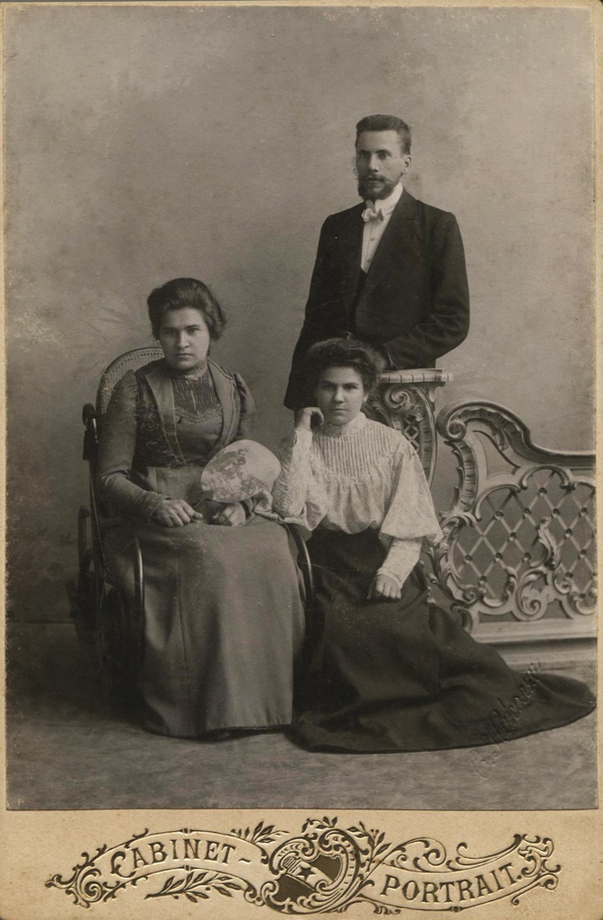 Семейный портрет, 4 августа 1906, Средняя Азия. Брат и две сестры. Анна, Лиза и Ян Безделига.Фотография из архива Анны Леонидовны Завьяловой.
