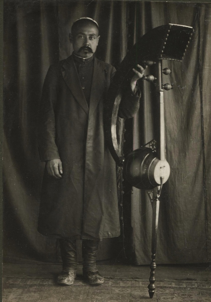 Музыкальный инструмент, 1900 - 1919, Узбекистан. Фотография из архива Анны Леонидовны Завьяловой.Выставка «Жемчужина в оправе скал» с этой фотографией.