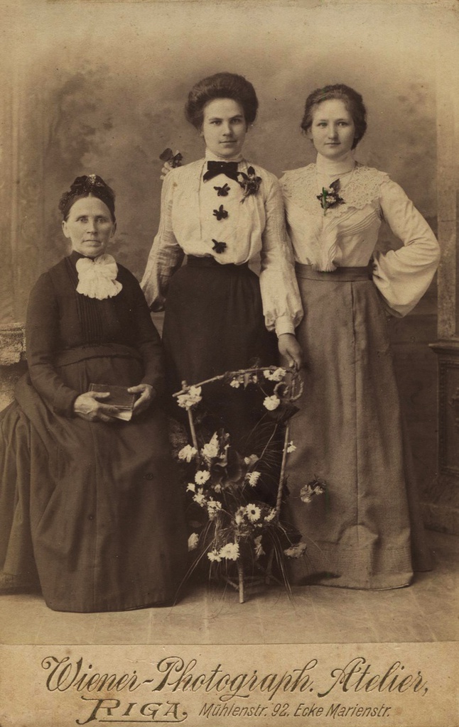 Групповой портрет. Мать и дочь с подругой, 1900 - 1903, Латвия, г. Рига. Фотография из архива Анны Леонидовны Завьяловой.