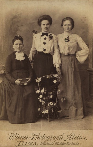 Групповой портрет. Мать и дочь с подругой, 1900 - 1903, Латвия, г. Рига