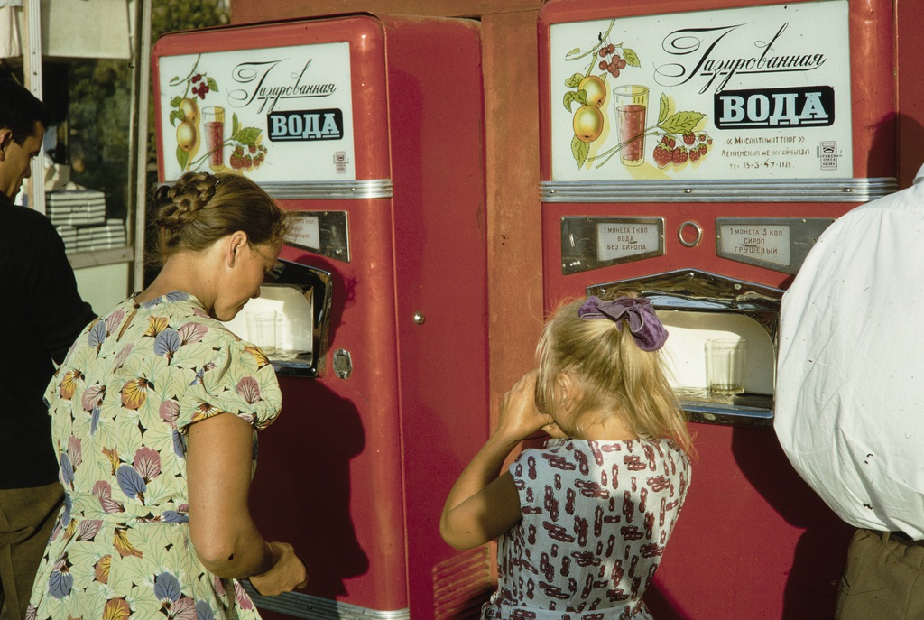 Автоматы с газированной водой, 1959 - 1964, г. Москва. Выставка «С сиропом за 3 копейки» с этой фотографией.&nbsp;