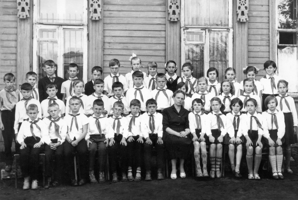 Выпускники 4 класса школы № 18, 1966 год, г. Калинин. Филиал школы № 18 (начальные классы).