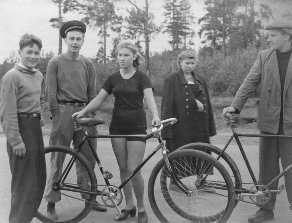Велосипедисты, 1949 - 1953, г. Калинин. 17 июля 1990 года городу возвращено историческое название Тверь. Выставка «На "педальном коне"» с этой фотографией.