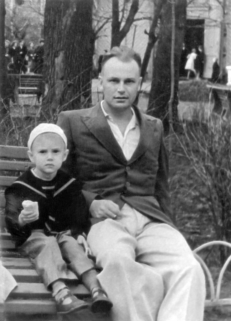 Николай Николаевич и Сергей Бушмарины в Тверском городском саду, 1959 - 1961, г. Калинин. 