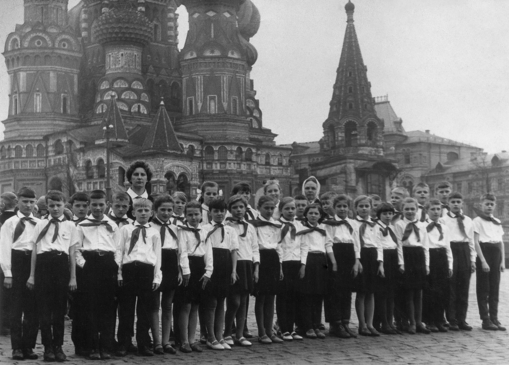 Прием в пионеры на Красной площади в Москве, 1965 - 1966, г. Москва. Тверские школьники на Красной площади.Видеовыставка «Комсомолу 100» с этой фотографией.&nbsp;