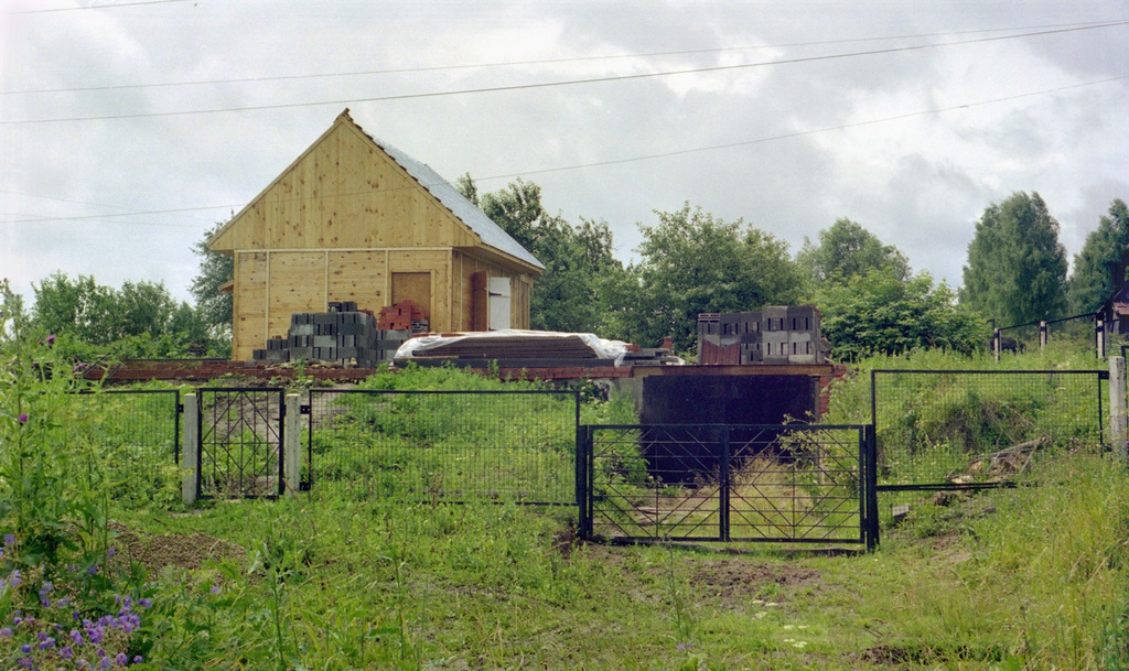 Участок дачников в деревне, июнь 1998, Калужская обл., Тарусский р-н, с. Барятино. 