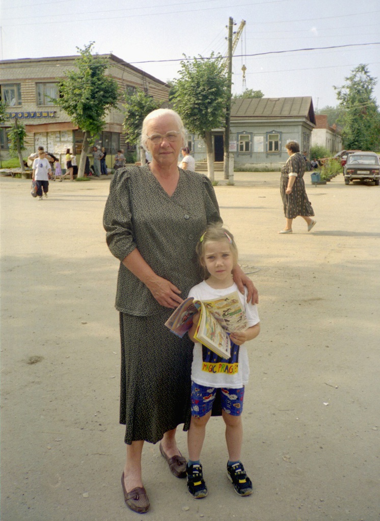 Бабушка с внучкой в Тарусе на площади Автовокзала, июнь 1998, Калужская обл., г. Таруса. Тамара Андреевна и Настя Карловы.