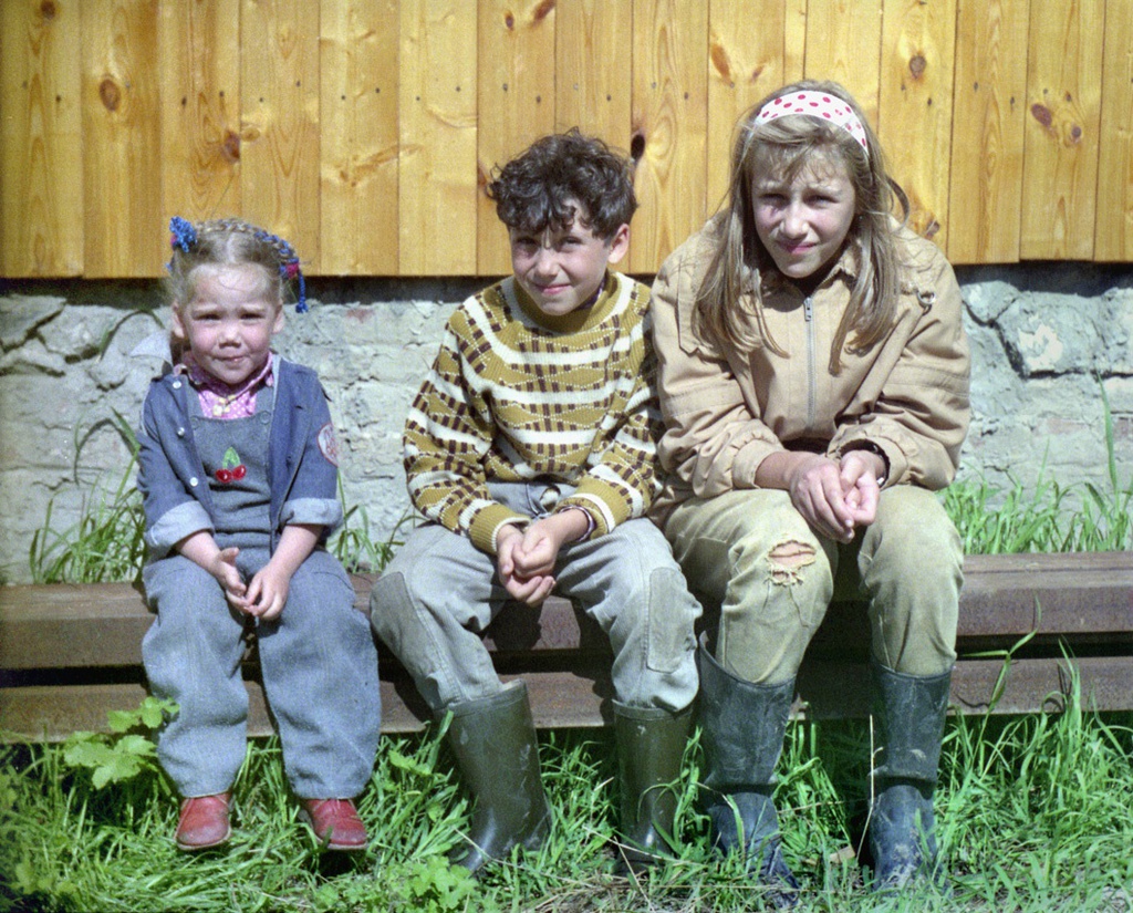 Дети летом на даче, 1 июня 1995 - 20 августа 1995, Калужская область, Тарусский район, село Барятино. Настя Карлова, Дмитрий Суханов и Анна Карлова.&nbsp;