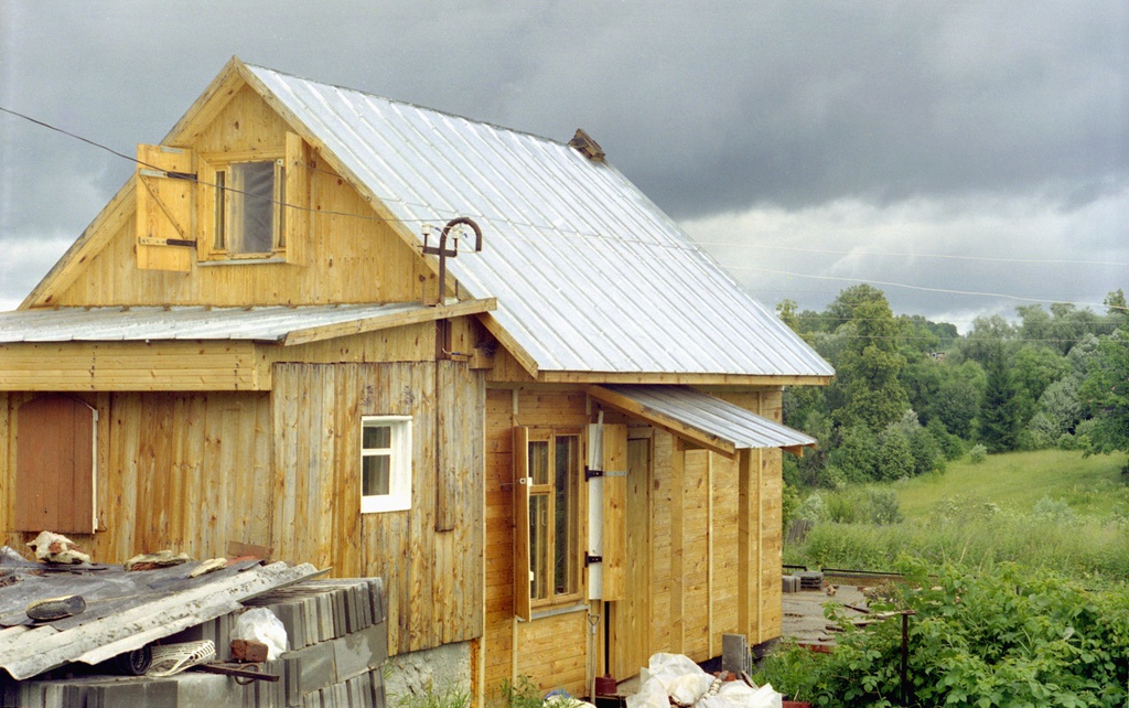 Новый летний домик на дачном участке в деревне, июнь 1998, Калужская обл., Тарусский р-н, с. Барятино. Выставка «Убежище от суеты» с этой фотографией.