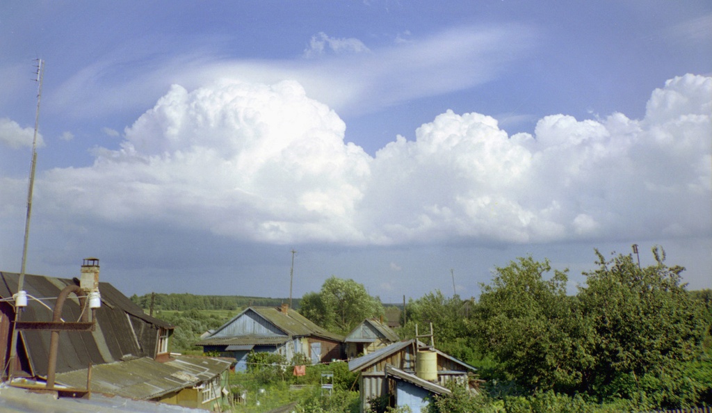 Предгрозовые облака летом в деревне, июнь 1998, Калужская обл., Тарусский р-н, с. Барятино. 