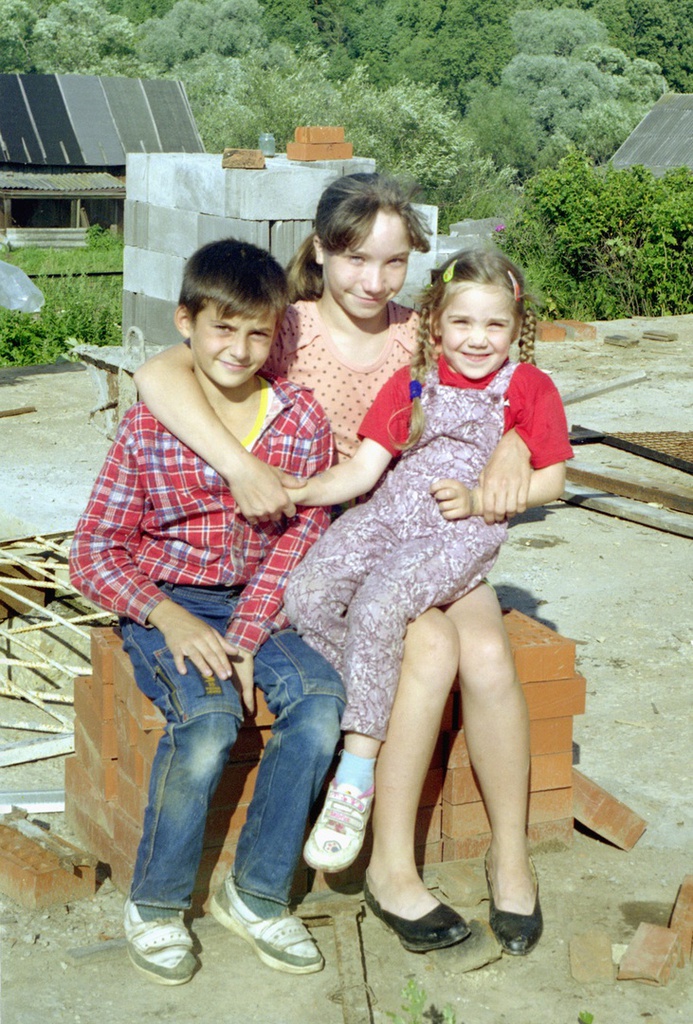 Дети в деревне, 1 июля 1998 - 30 августа 1998, Калужская обл., Тарусский р-н, с. Барятино. В центре – Юля Орешкина, слева – ее брат и справа – Настя Карлова.