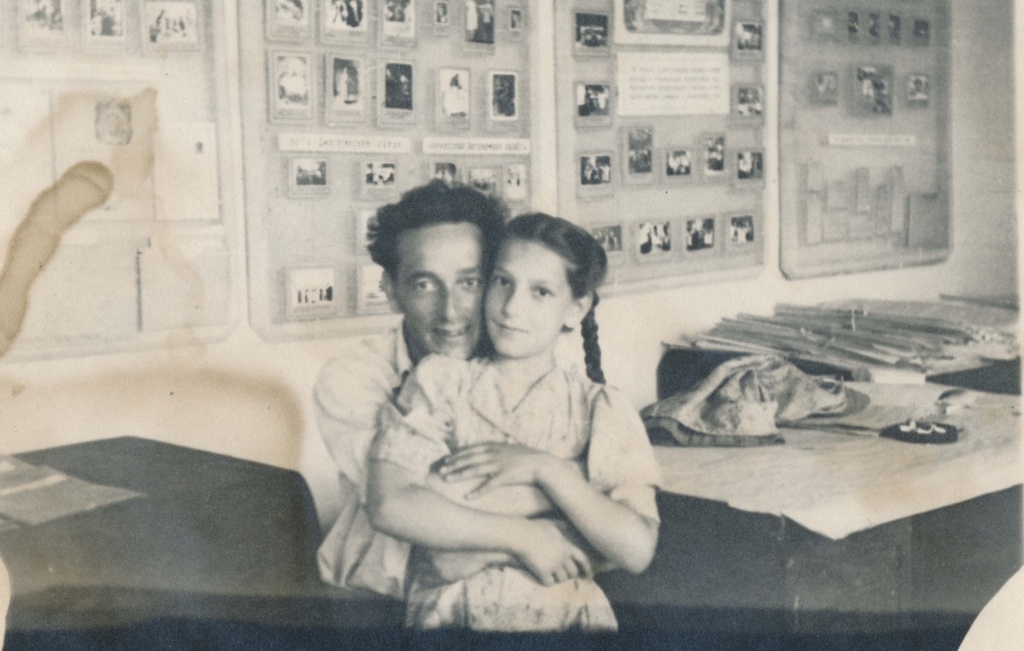 Лев Разгон с дочерью Наташей, 1948 год. Видеовыставка «История одной семьи. Лев Разгон» с этим снимком.&nbsp;