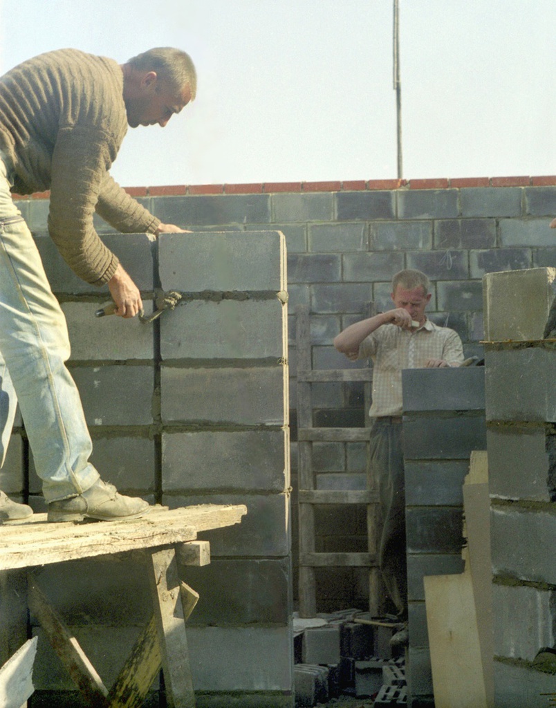 Строители-каменщики строят дом, 1 июля 1998 - 30 августа 1998, Калужская обл., Тарусский р-н, с. Барятино. 