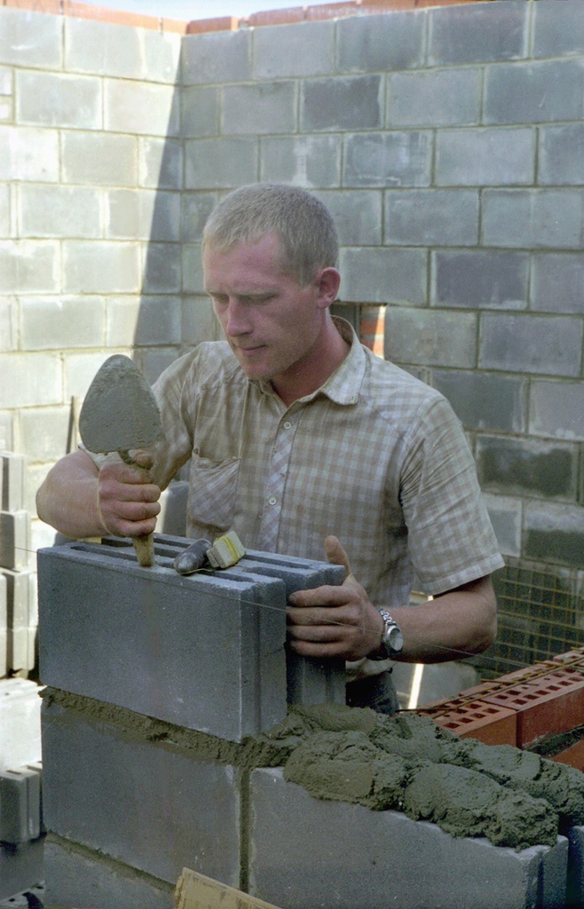 Строитель-каменщик на постройке дома, 1 июля 1998 - 30 августа 1998, Калужская обл., Тарусский р-н, с. Барятино. 