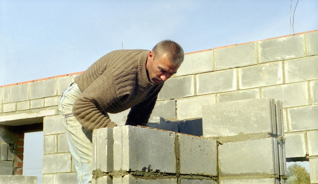 Строитель-каменщик на постройке дома, 1 июля 1998 - 30 августа 1998, Калужская обл., Тарусский р-н, с. Барятино. 