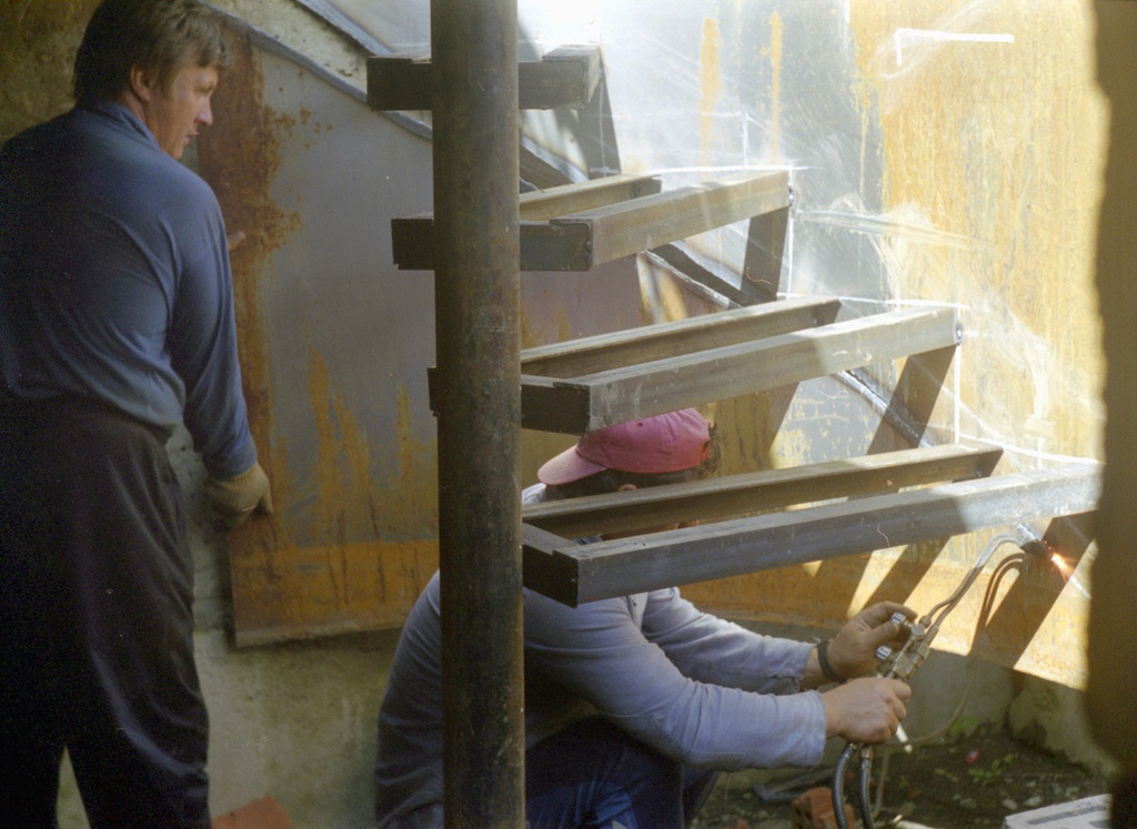 Строители монтируют винтовую лестницу, 1 июля 1998 - 30 августа 1998, Калужская обл., Тарусский р-н, с. Барятино. 