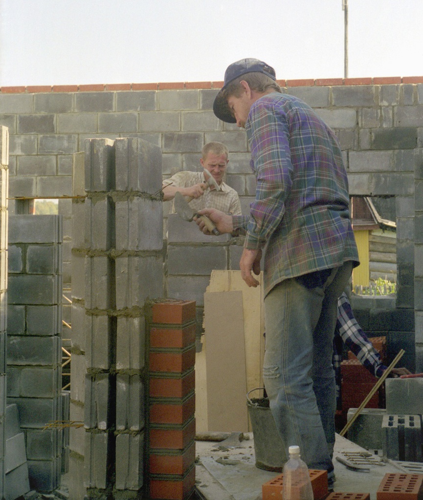 Строители-каменщики строят дом, 1 июля 1998 - 30 августа 1998, Калужская обл., Тарусский р-н, с. Барятино. 