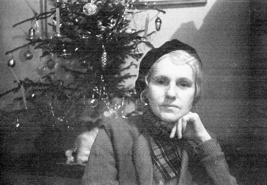 Лидия Дорошкевич у Новогодней елки, декабрь 1964, г. Москва. 