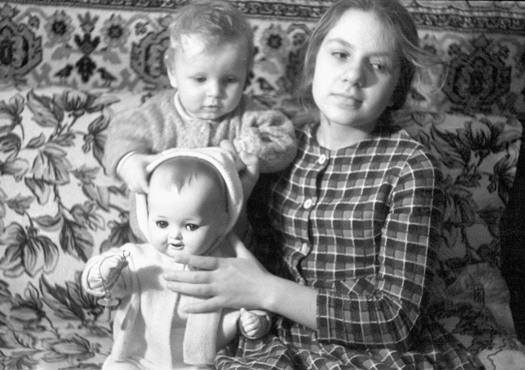 Вера Савина с сыном Андрюшей и куклой, декабрь 1964, г. Москва. 