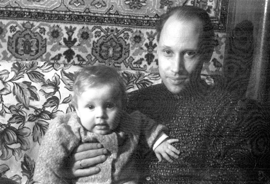 Алексей Дадонов с сыном Андрюшей, декабрь 1964, г. Москва. 