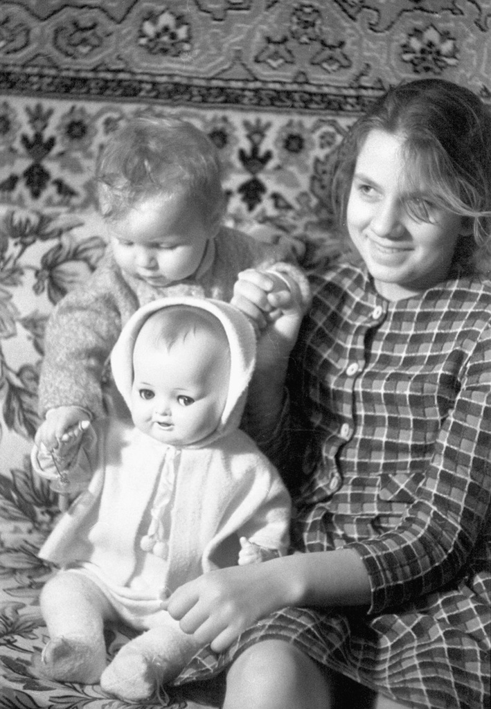 Вера Савина с сыном Андрюшей и куклой, декабрь 1964, г. Москва. 