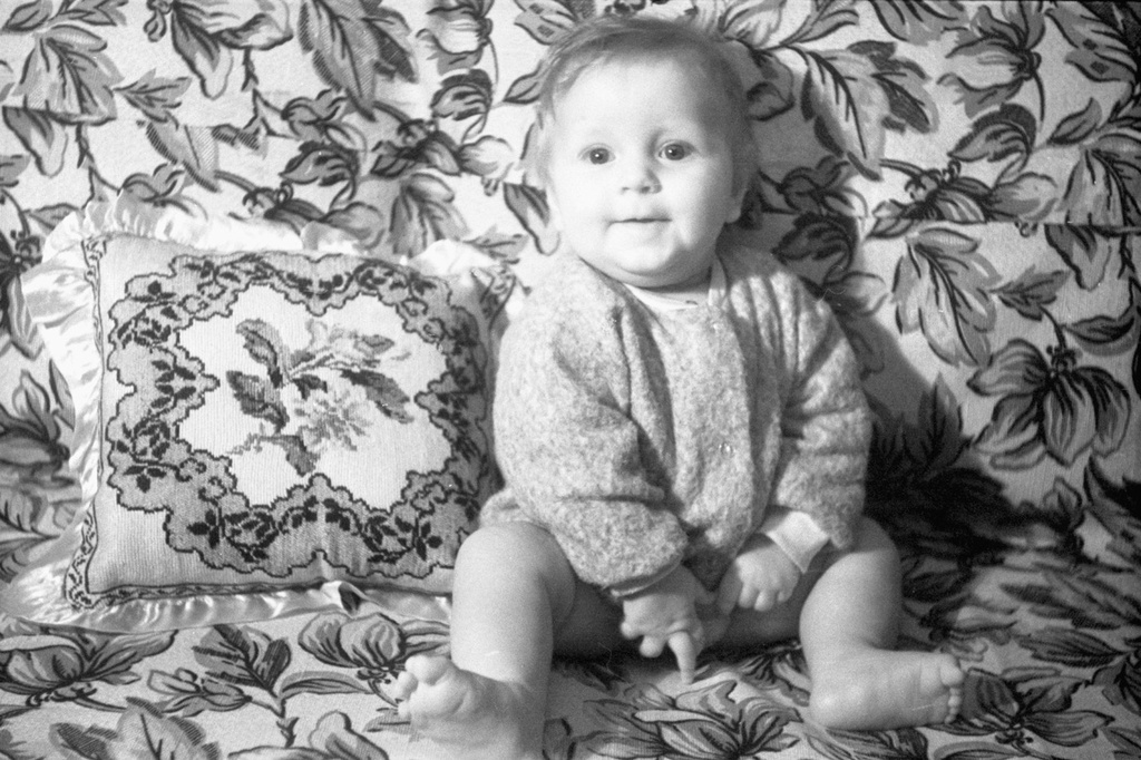 Маленький Андрюша на диване, декабрь 1964, г. Москва. 