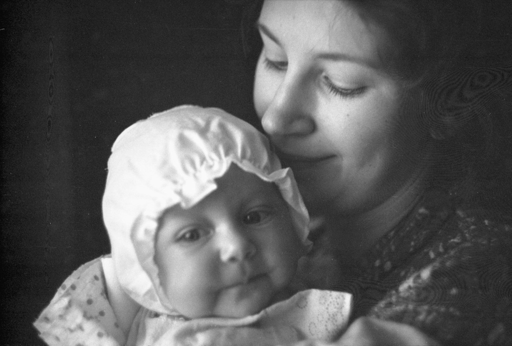 Ольга Карлова с дочкой Анютой, ноябрь - декабрь 1984, Белорусская ССР, г. Минск. 