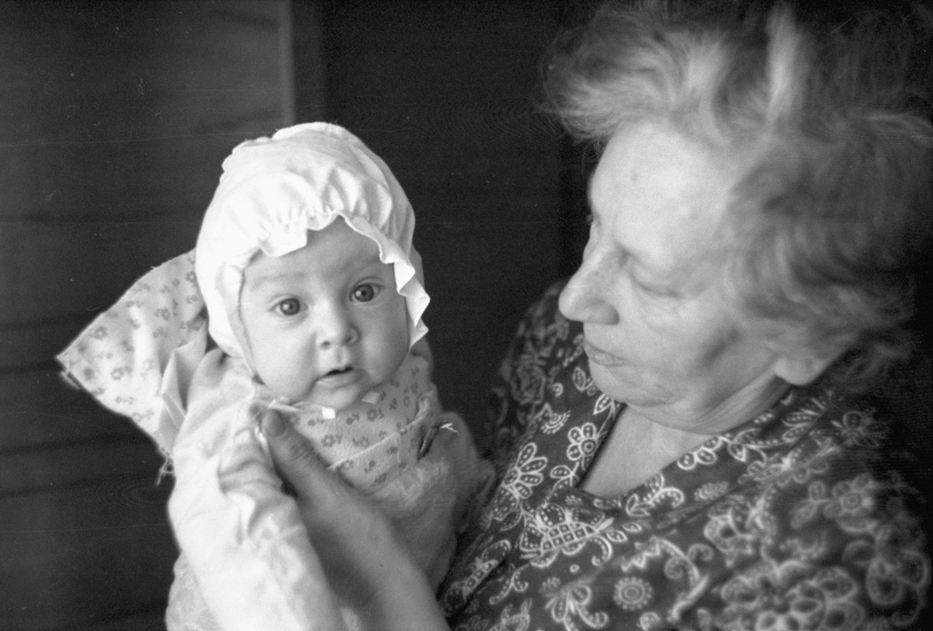 Маргарита Клименко с внучкой Анютой Карловой, ноябрь - декабрь 1984, Белорусская ССР, г. Минск. 